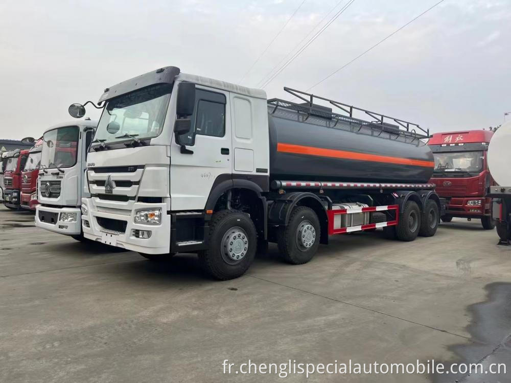 Howo 8x4 Chemical Liquid Tank Truck 1